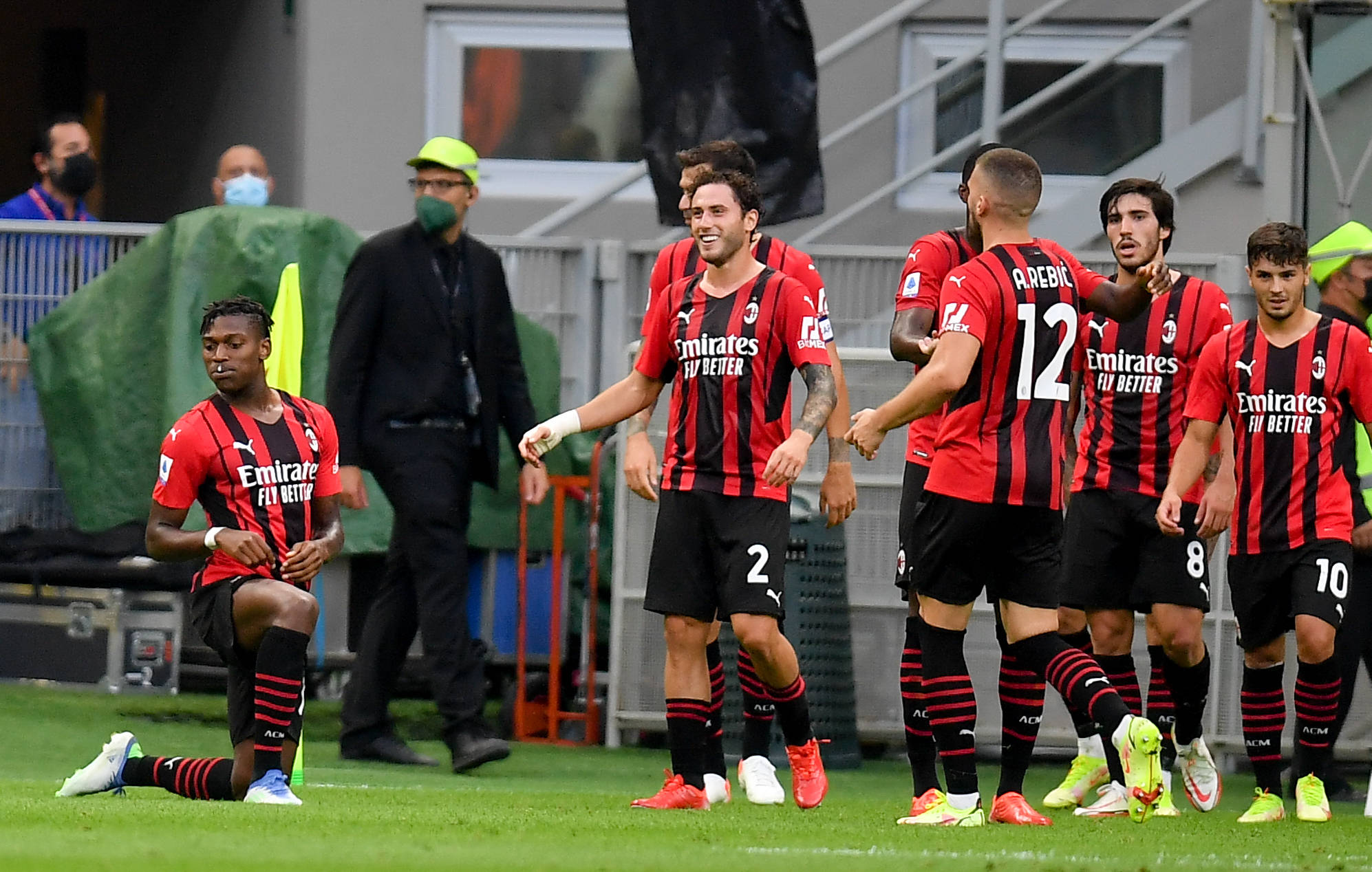 31分9篮板10助攻：詹姆斯聊发少年狂，湖人大胜老鹰终结三连败