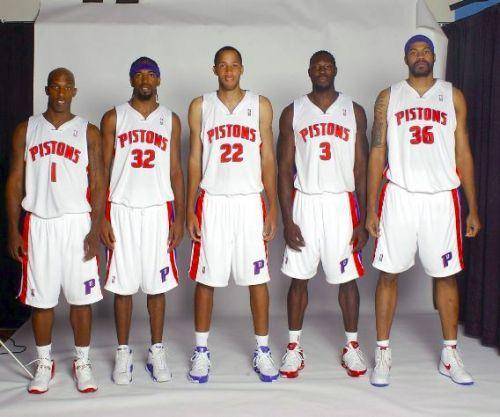 上海申花客场对阵广岛三箭，虽0-2落败，但有望晋级，展现顽强斗志，助力海港复仇。