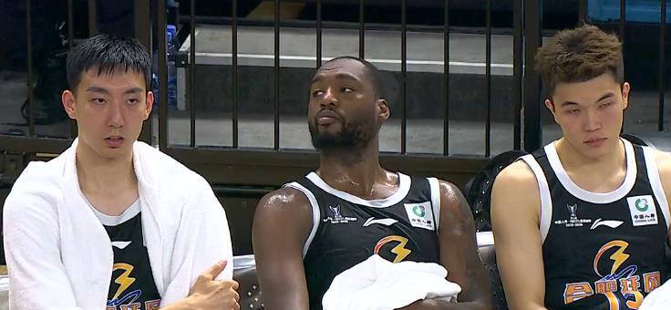 阿利亚迭雷父子分别身穿皇马与阿森纳球衣，晒出对弈图片