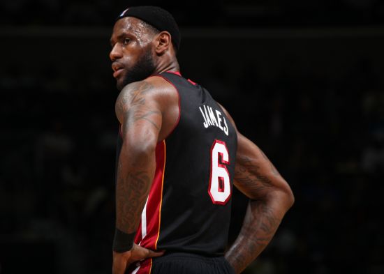 为什么主审会在比赛进行中频繁更换比赛用球以确保比赛公平