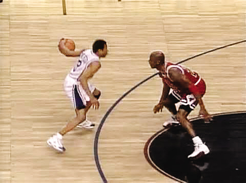 湖人客场险胜 詹姆斯关键回合稳定军心