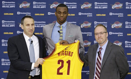 戟指两裁判，赛后发文嘲讽！4名篮球记者发声：要追加处罚