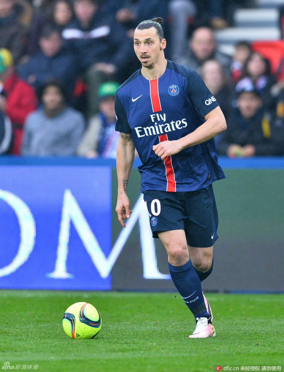 申京隔扣颜射亚当斯，后者按头锁喉遭申京“挑衅”：就扣你这混球