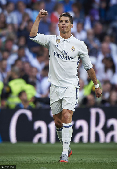 女球迷采访：爱C罗、爱皇马还超爱干饭，她是