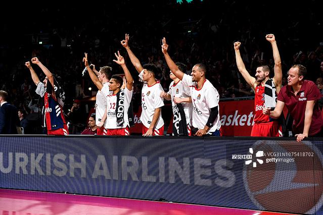 特尔施特根社媒晒恢复训练照片：很高兴归队