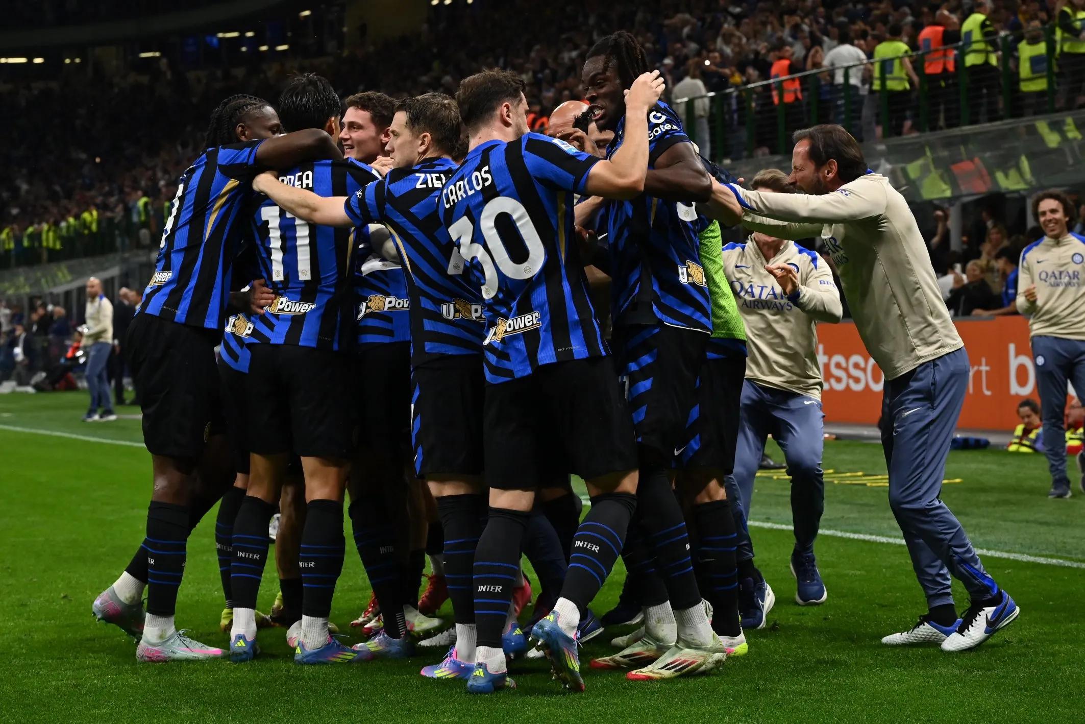 芝加哥白袜队由于夺冠后的管理问题，主帅吉伦宣布离职转投马林鱼